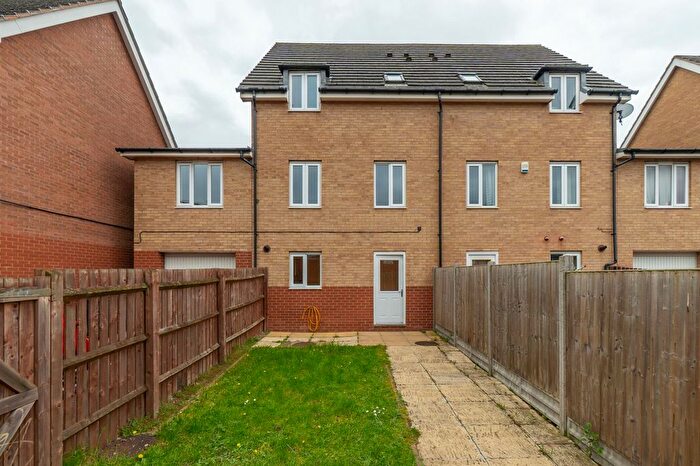 4 Bedroom Town House For Sale In Humberstone Lane, Leicester, LE4