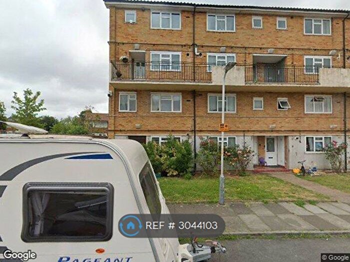 2 Bedroom Flat To Rent In Pemerich Close, Hayes, UB3