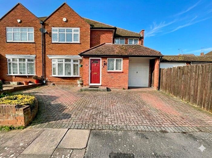 4 Bedroom Semi Detached House For Sale In Hemingford Drive, Luton, Bedfordshire, LU2