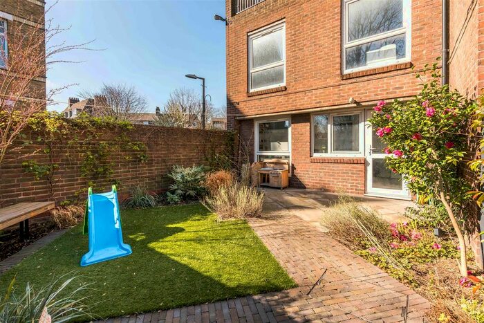 3 Bedroom Flat To Rent In Potier Street, Borough, SE1