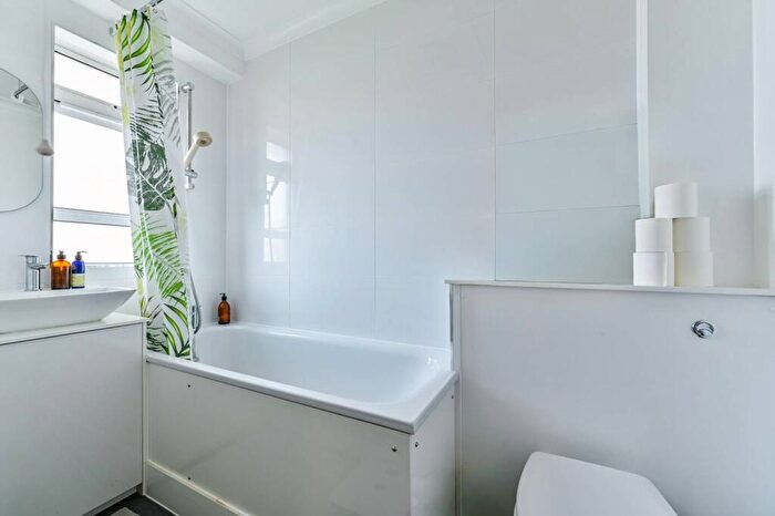 1 Bedroom Flat For Sale In Lofting Road, Barnsbury, London, N1