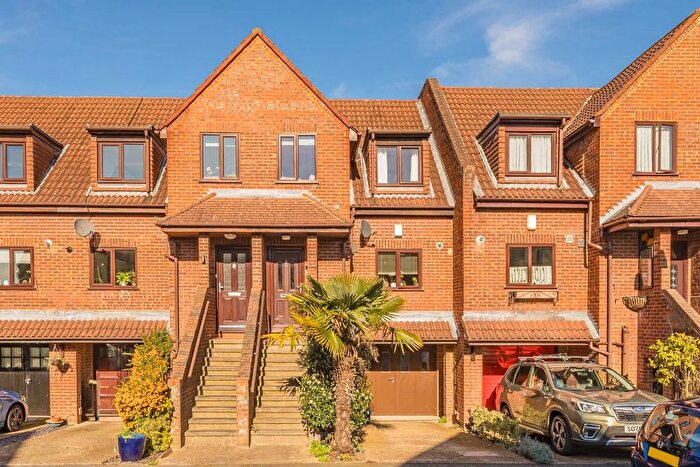 3 Bedroom Property For Sale In Rectory Grove, Hampton, TW12