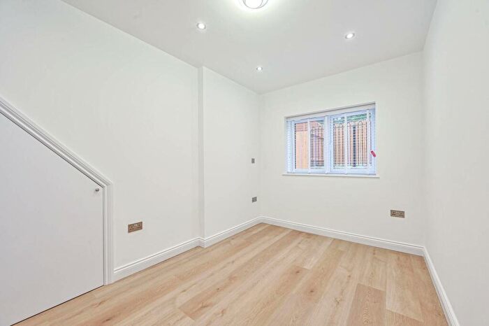 3 Bedroom Flat To Rent In Warwick Road, High Barnet, Barnet, EN5