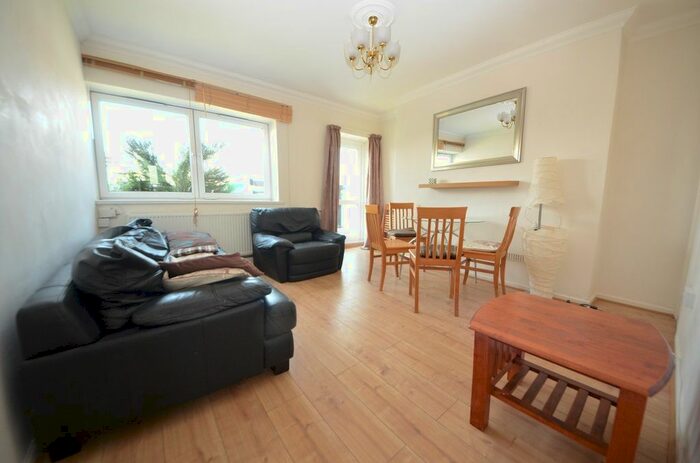 4 Bedroom Flat To Rent In Stockwell Road, Stockwell, SW9