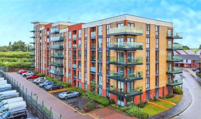 2 Bedroom Apartment For Sale In Oscar Wilde Road, Reading, Berkshire, RG1