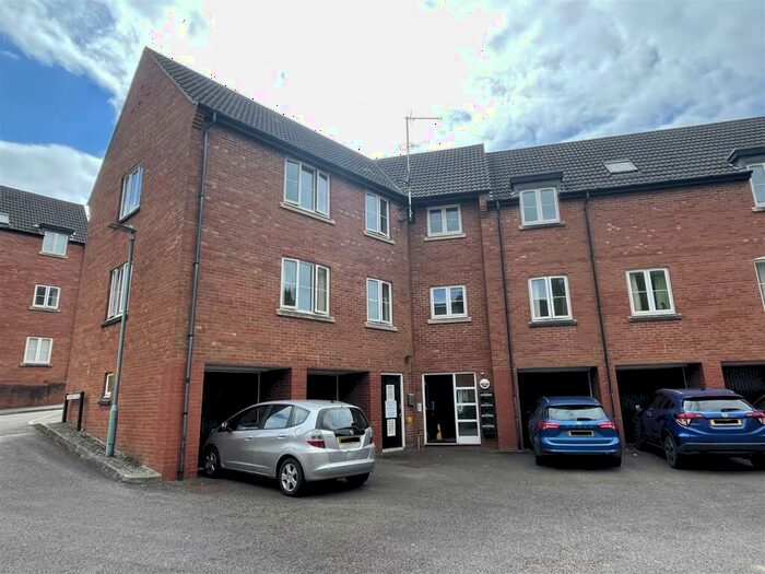 2 Bedroom Flat To Rent In Townsend Close, Dursley, GL11