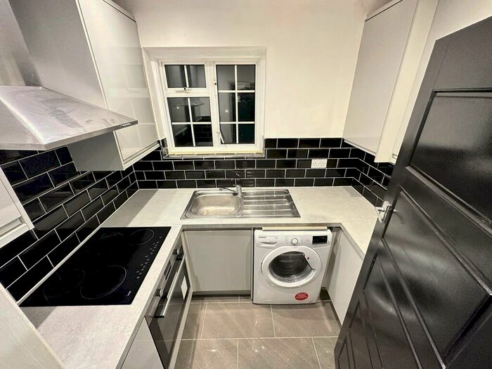 2 Bedroom Flat To Rent In Frinton Mews, Gants Hill, IG2