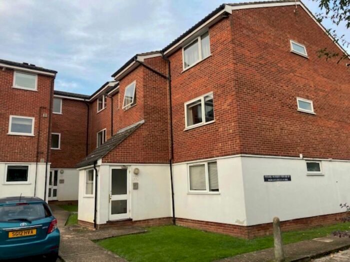 2 Bedroom Flat To Rent In Droveway Close, Loughton, IG10