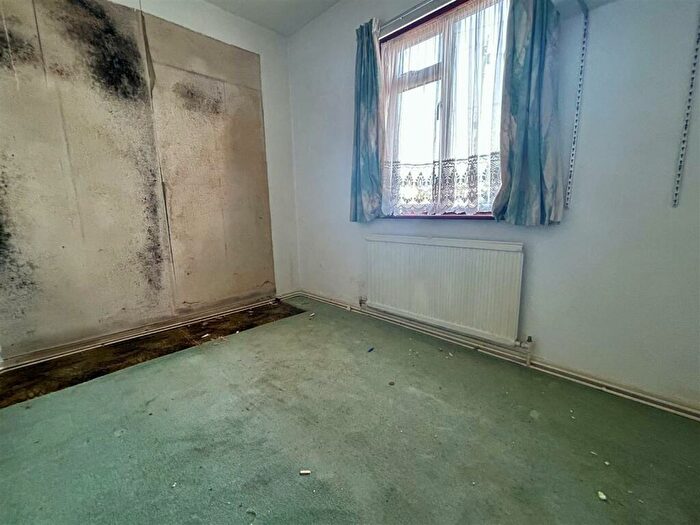 3 Bedroom Chalet For Sale In Ashingdon Road, Rochford, SS4