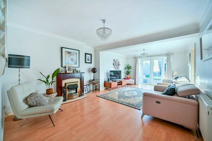 3 Bedroom Semi-Detached House To Rent In Peel Close, Windsor, SL4