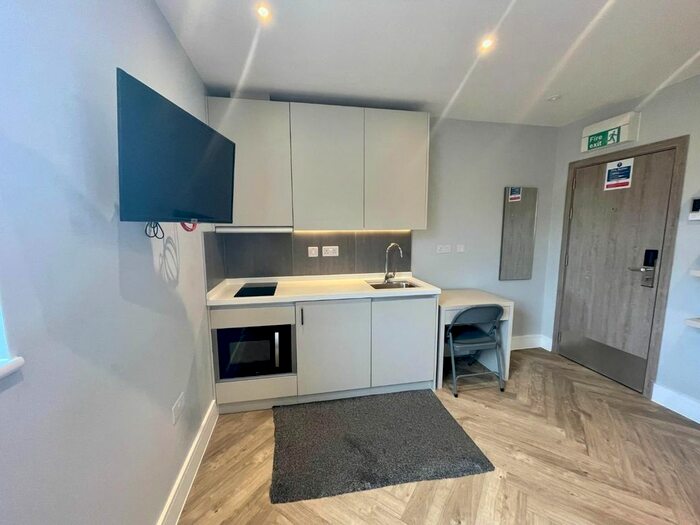 Studio To Rent In Hanger Lane, London, W5