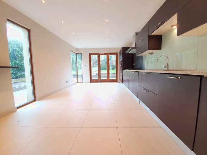 4 Bedroom Semi-Detached House To Rent In Warwick Road, Barnet, EN5