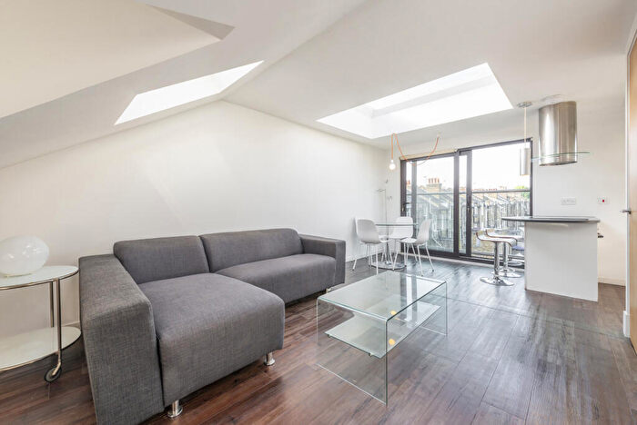 3 Bedroom Flat To Rent In Hemstal Road, West Hampstead, NW6