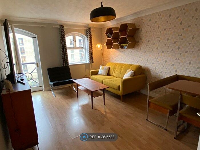 2 Bedroom Flat To Rent In Riverside Court, Leeds, LS1