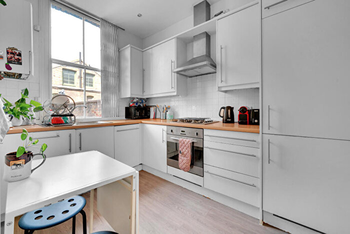 3 Bedroom Apartment To Rent In Upper Street, Islington, London, N1