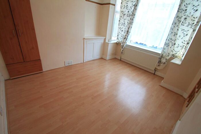 2 Bedroom House To Rent In Pomfret Avenue, Luton, LU2