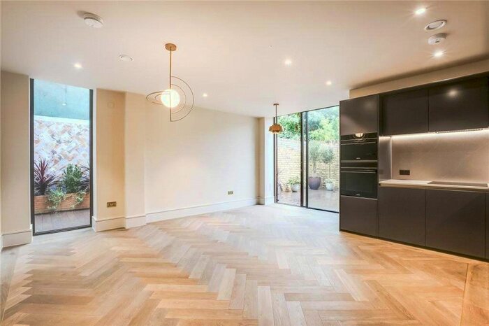 3 Bedroom Flat To Rent In Edith Row, Fulham, London, SW6