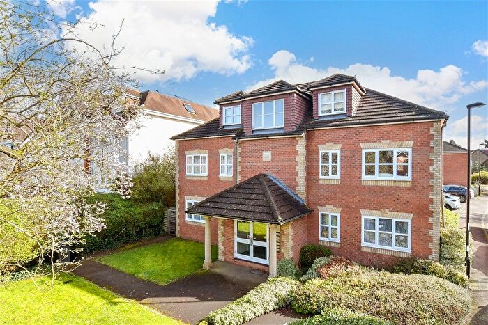 2 Bedroom Flat For Sale In Hollycroft Close, South Croydon, Surrey, CR2