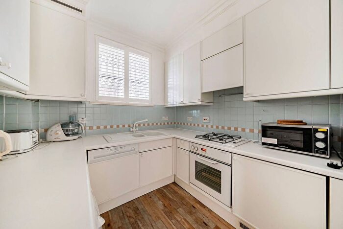 1 Bedroom Flat To Rent In Lytton Court, Holborn, London, WC1A