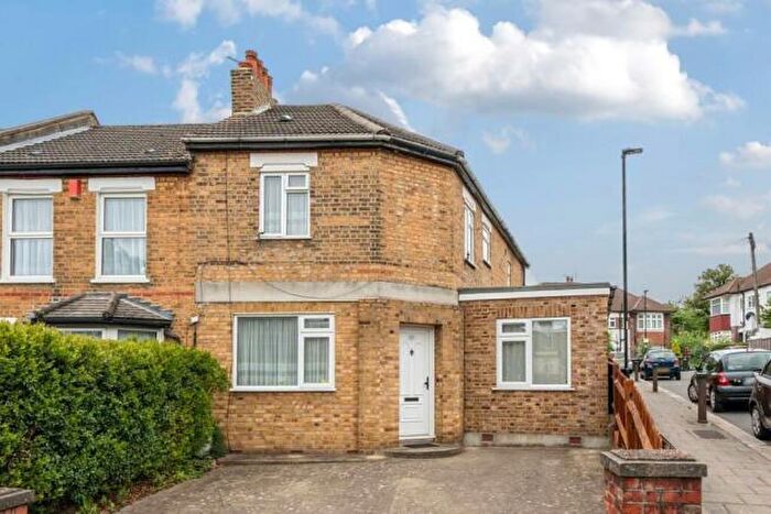 3 Bedroom End Of Terrace House To Rent In Avenue Road, London, N14