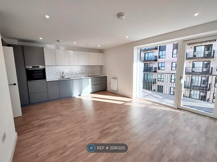 1 Bedroom Flat To Rent In Cedrus Avenue, Southall, UB1