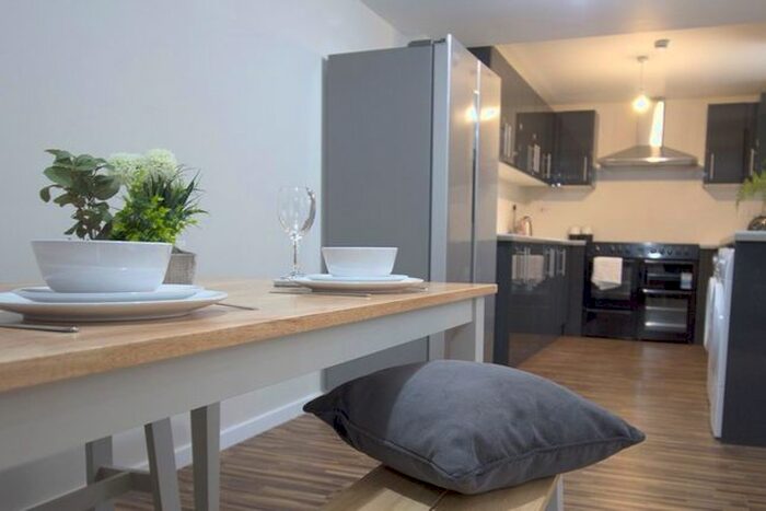 6 Bedroom Terraced House To Rent In Acomb Street, Manchester, M14