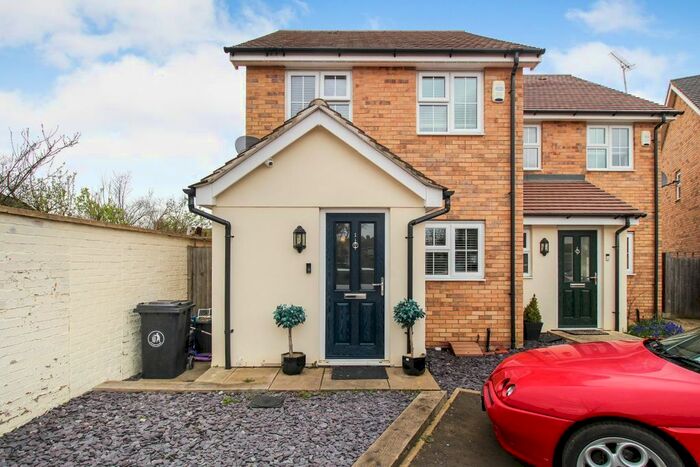 3 Bedroom Semi-Detached House To Rent In Faith Close, Romford, RM2