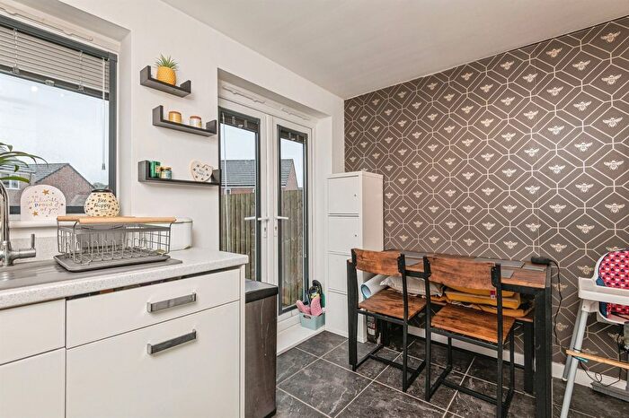 3 Bedroom Semi-detached House For Sale In Rhubarb Hill, Wakefield, WF2