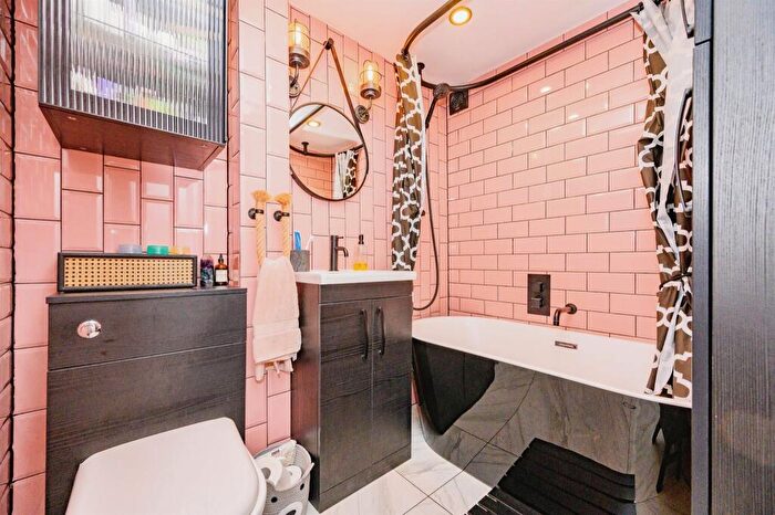 2 Bedroom Apartment For Sale In Watersplash Court, London Colney, St. Albans, AL2