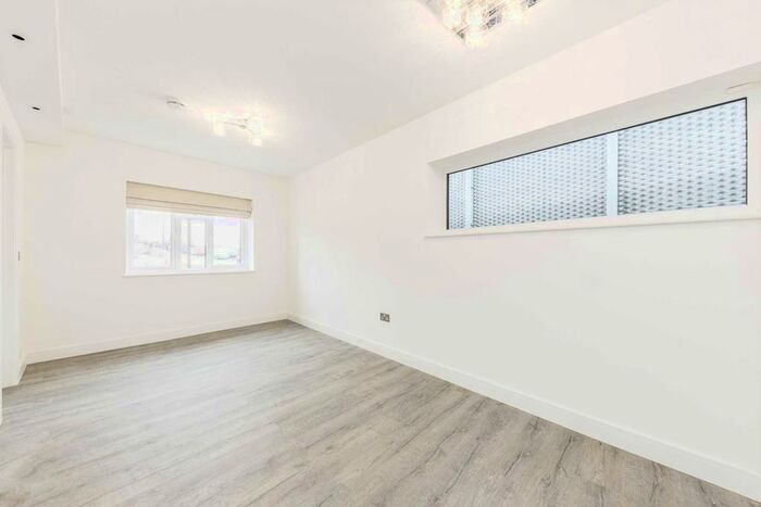 2 Bedroom Flat To Rent In Perryn Road, London W3