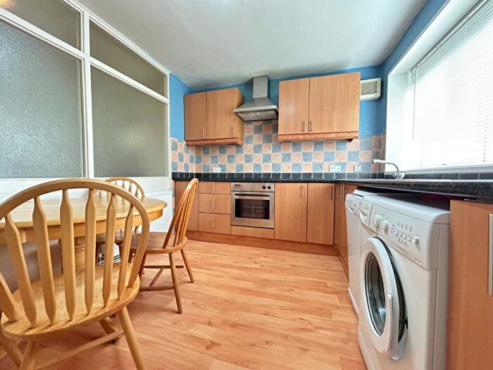 3 Bedroom Flat To Rent In Kirkstall Hill, Burley, Leeds, LS4