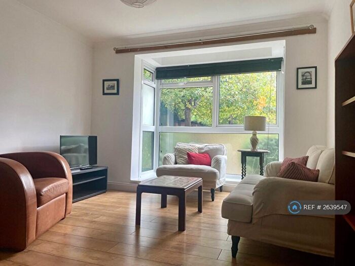 2 Bedroom Flat To Rent In Belmont Hill, London, SE13