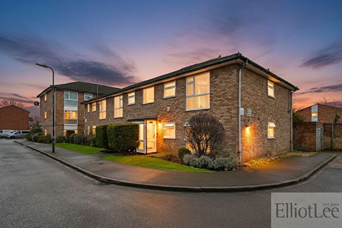 2 Bedroom Flat For Sale In Nigel Close, Northolt, UB5