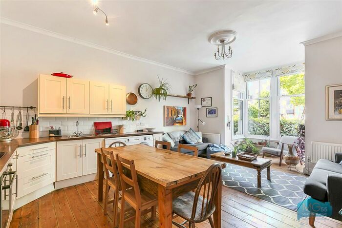 2 Bedroom Apartment To Rent In Avenue Road, London, N14