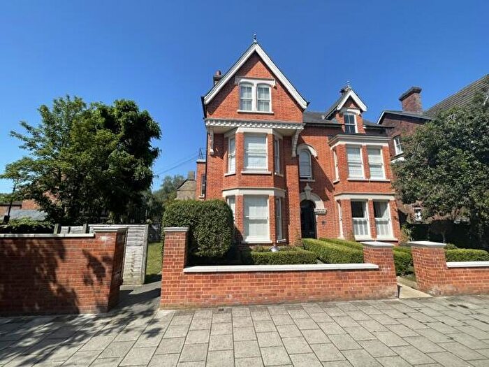 3 Bedroom Flat To Rent In Rothsay Road, MK40