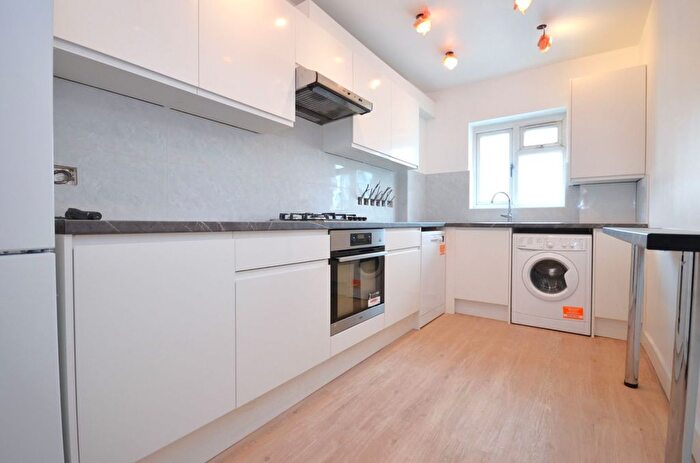 4 Bedroom Flat To Rent In Westway, London, W12
