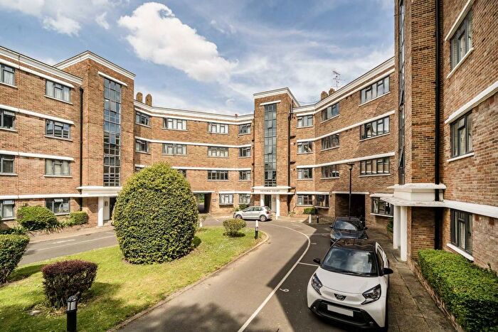 2 Bedroom Flat To Rent In Kingsbridge Avenue, Acton, W3