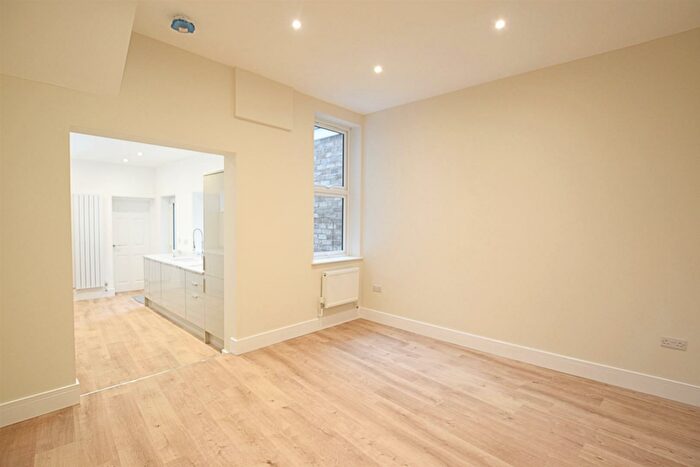 4 Bedroom Town House To Rent In Kingsway, Cleethorpes, DN35