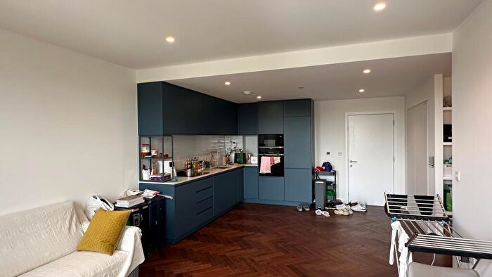 2 Bedroom Flat To Rent In Ribbon Lane, NW2