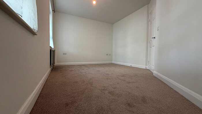 2 Bedroom Flat To Rent In Eastcliff, Bristol, BS20