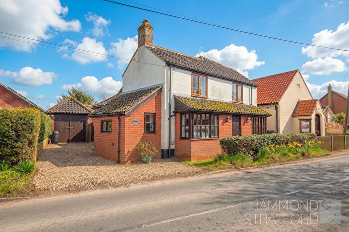 3 Bedroom Detached House For Sale In Norwich Road, Yaxham, NR19