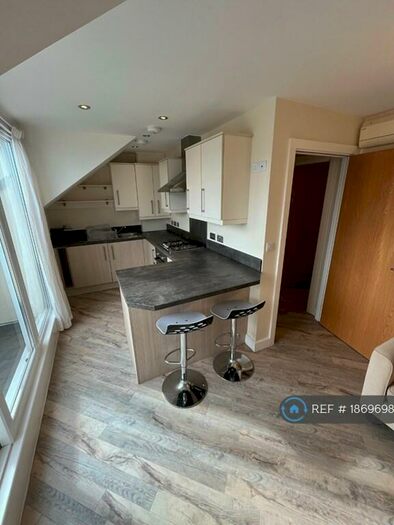 2 Bedroom Flat To Rent In Y Bae, Bangor, LL57