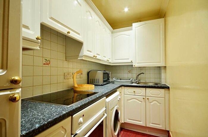 2 Bedroom Flat To Rent In Penywern Road, Earls Court, London, SW5