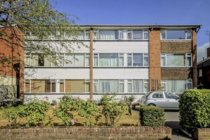 2 Bedroom Flat To Rent In Lovelace Road, Surbiton, KT6