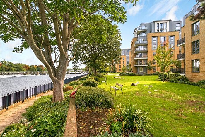 1 Bedroom Flat To Rent In Pinewood Gardens, Teddington, TW11