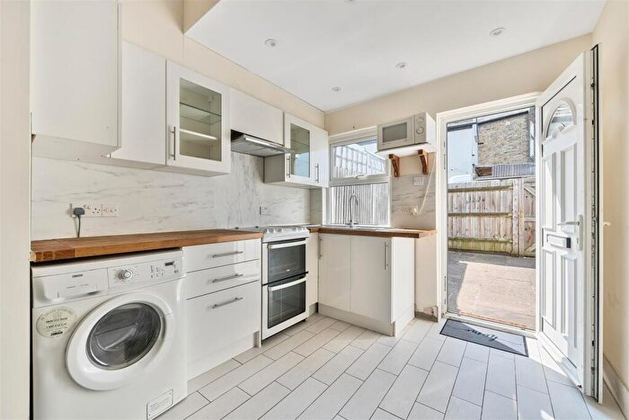 2 Bedroom Flat To Rent In Coombe Road, Kingston Upon Thames, KT2