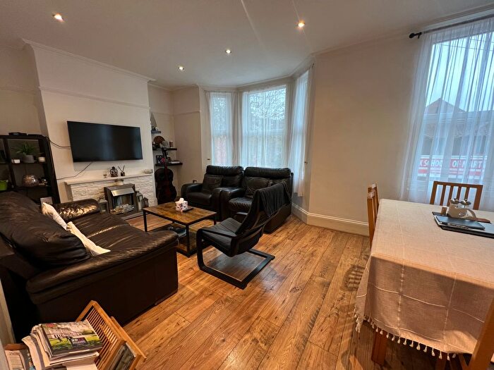 3 Bedroom Maisonette To Rent In Ledbury Road, Croydon, CR0