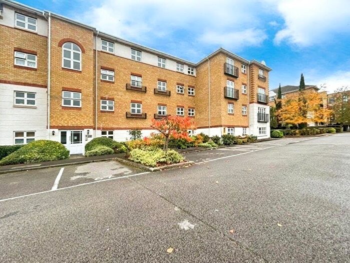 2 Bedroom Flat For Sale In Ogden Park, Bracknell, Berkshire, RG12