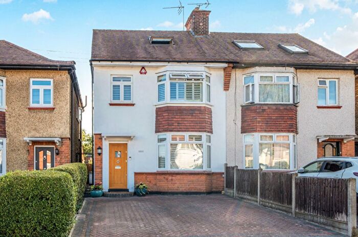 4 Bedroom Semi-Detached House For Sale In Chesterfield Road, Barnet, EN5