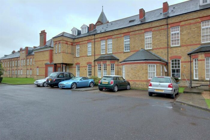 2 Bedroom Flat To Rent In Newsholme Drive, London, N21